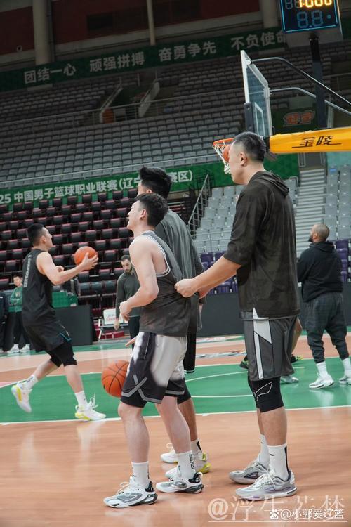 辽篮训练师社媒晒出球队赛前踩场照片并写道:首战来临 辽篮训练师社媒晒出球队赛前踩场照片并写道:首战来临
